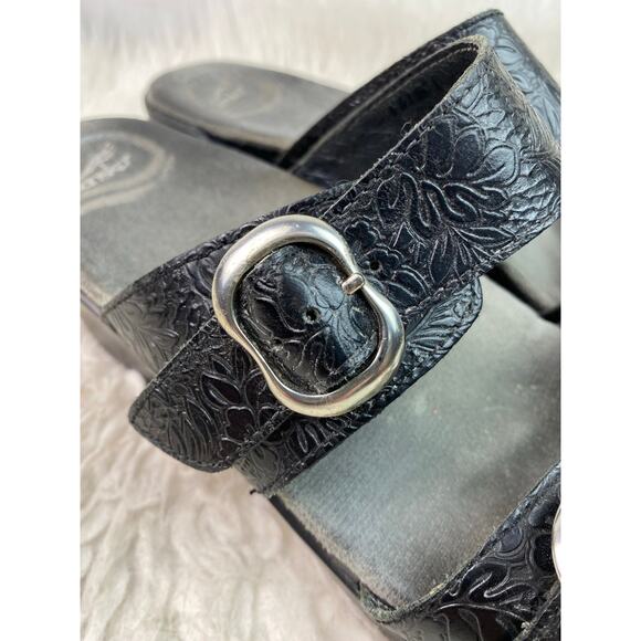 Dansko Women's 40 EU 9 US Black Embossed Strappy Slip-On Sandals - Picture 9 of 9